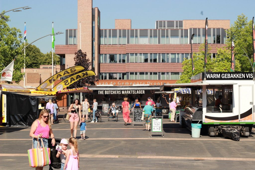 Foto van de markt op het Meerpaalplein met het gemeentehuis op de achtergrond