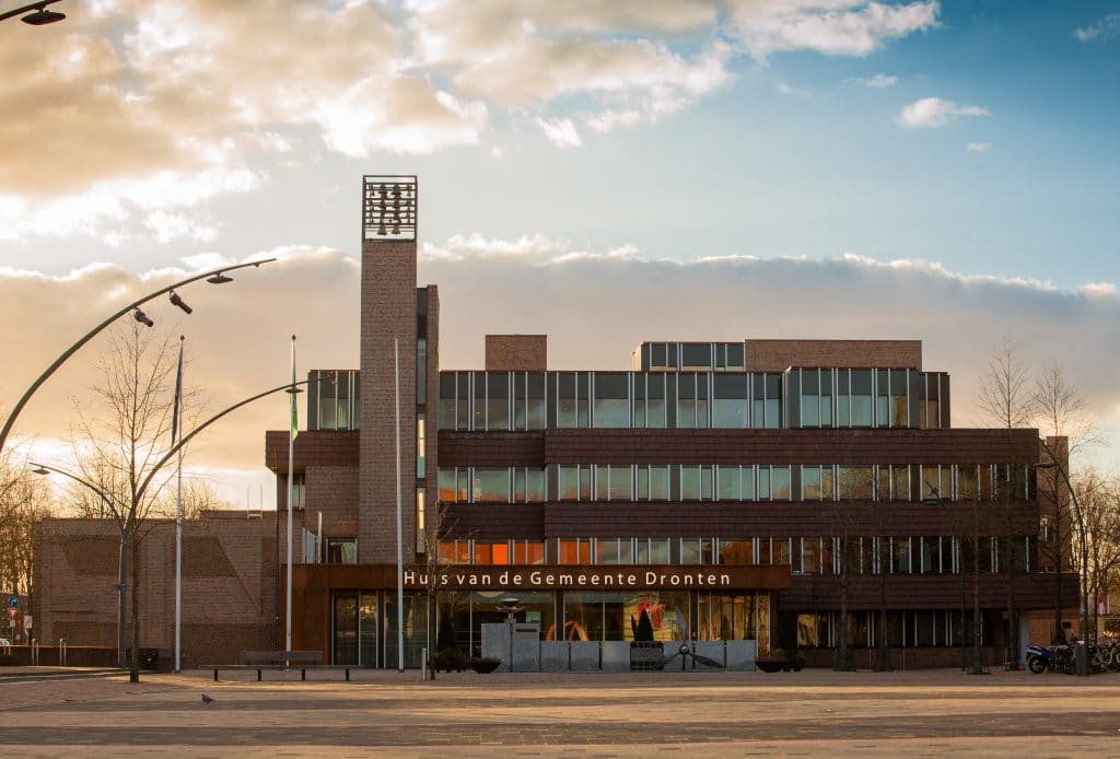 Foto van het gemeentehuis met ondergaande zon